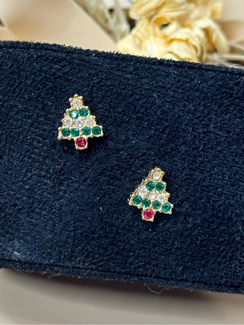 Vintage Gold Tone Rhinestone Christmas Tree Stud Earrings Red Green Clear